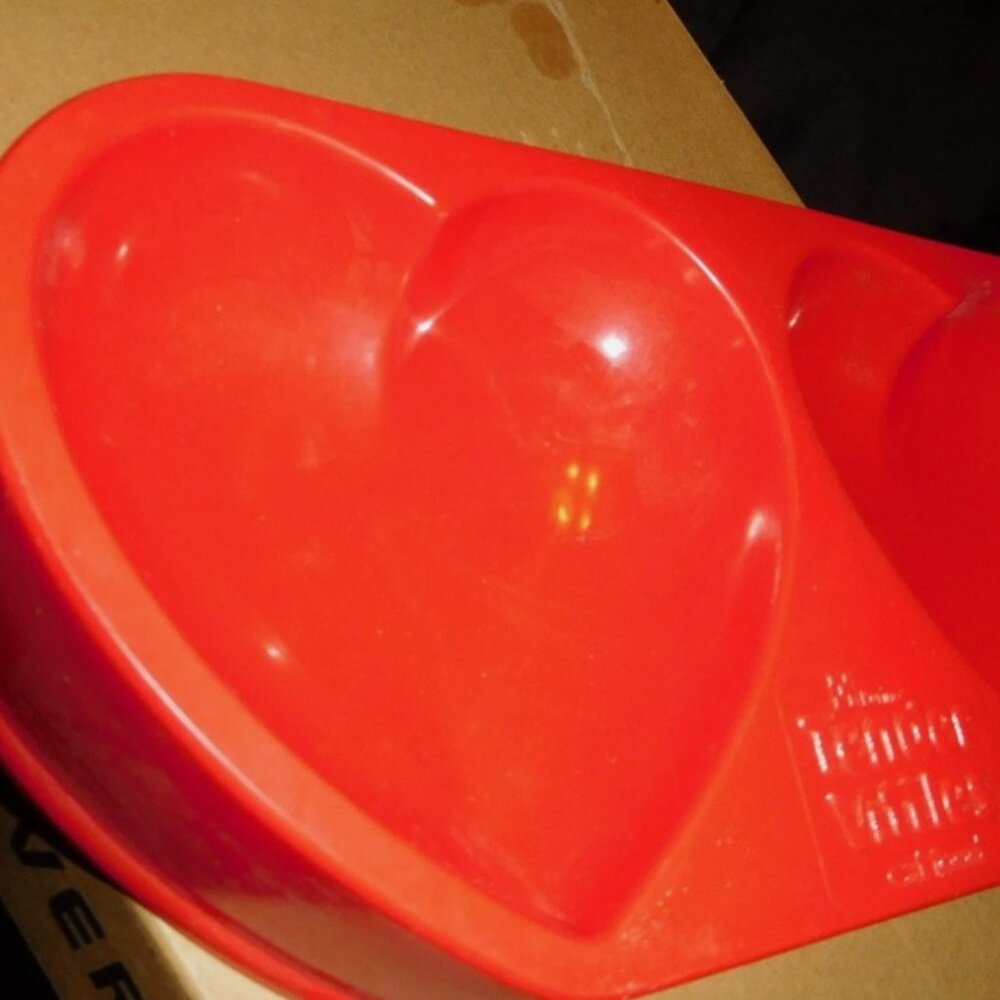 VINTAGE 1970S TENDER VITTLES CAT FOOD DOUBLE HEART FOOD BOWL CATS PURINA